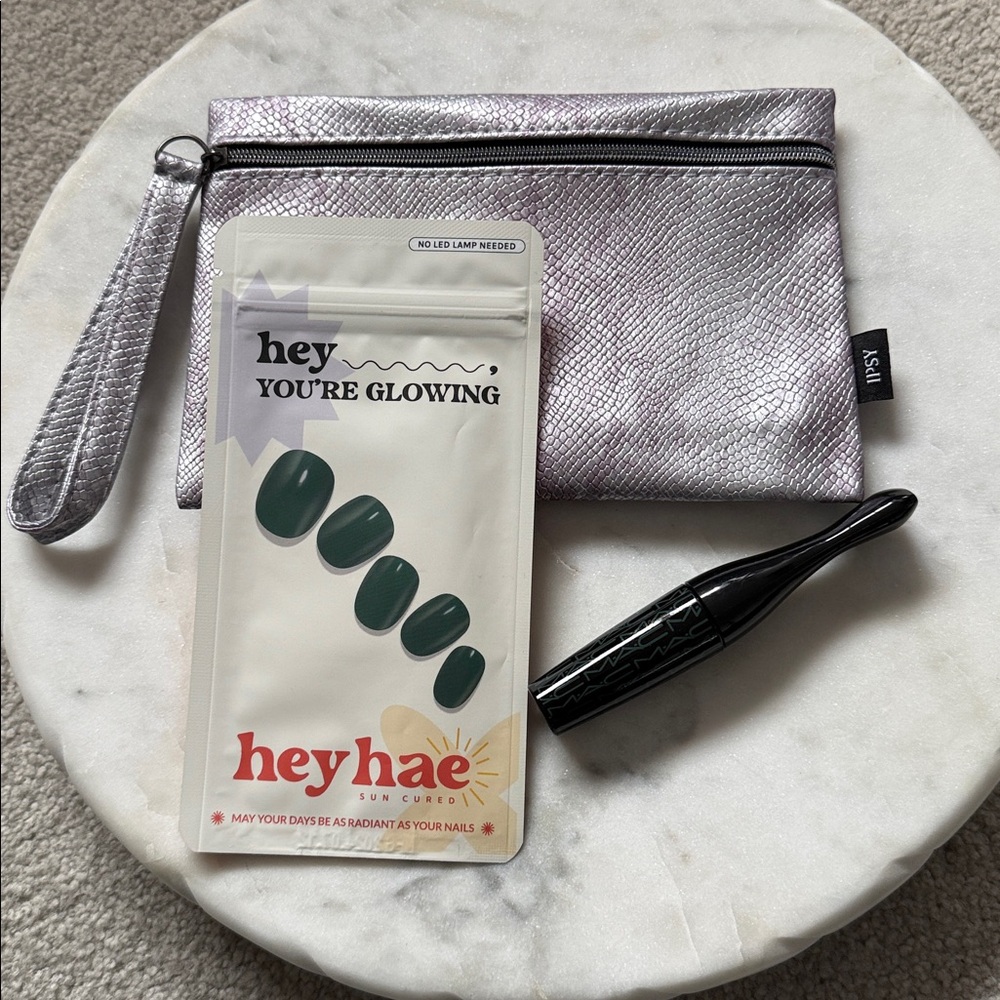 New Mini MAC In Extreme Dimension Lash Mascara (Green,) Bonus Makeup Bag + Nails